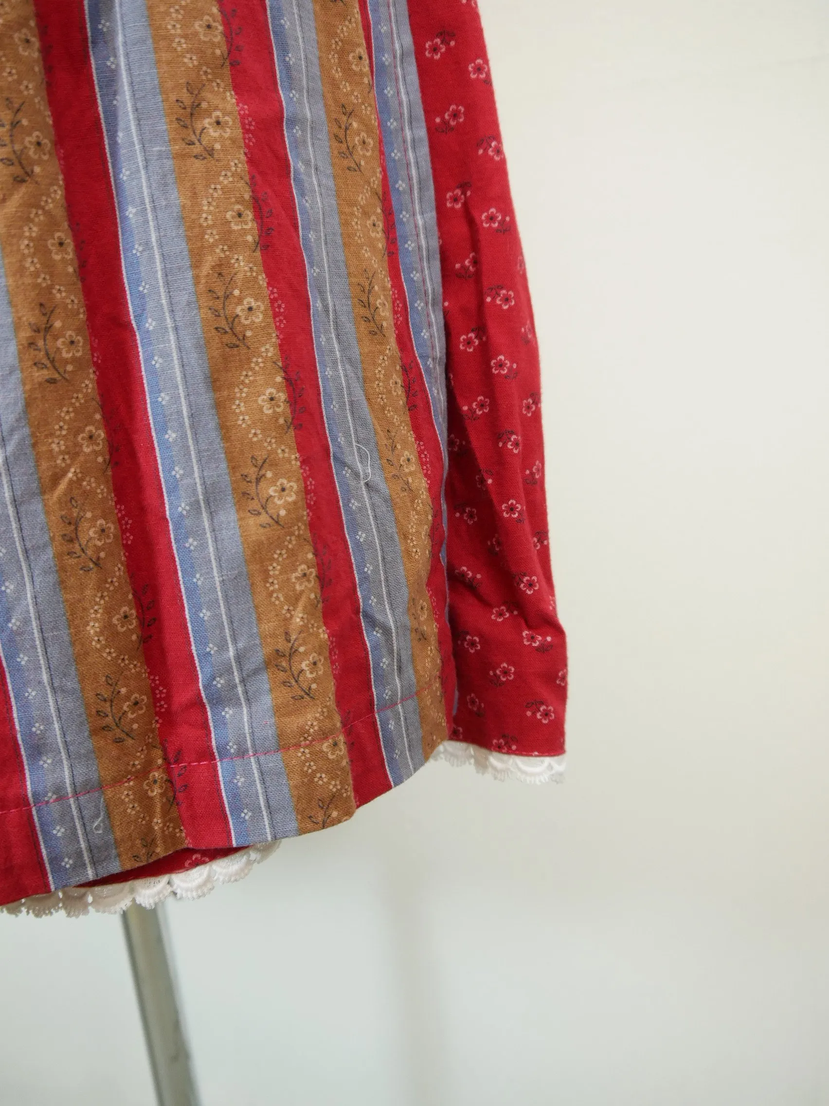 Fabelhaft rot mit Wienernaht großartiges Dirndl mit Schürze Trachtenkleid Gr.36