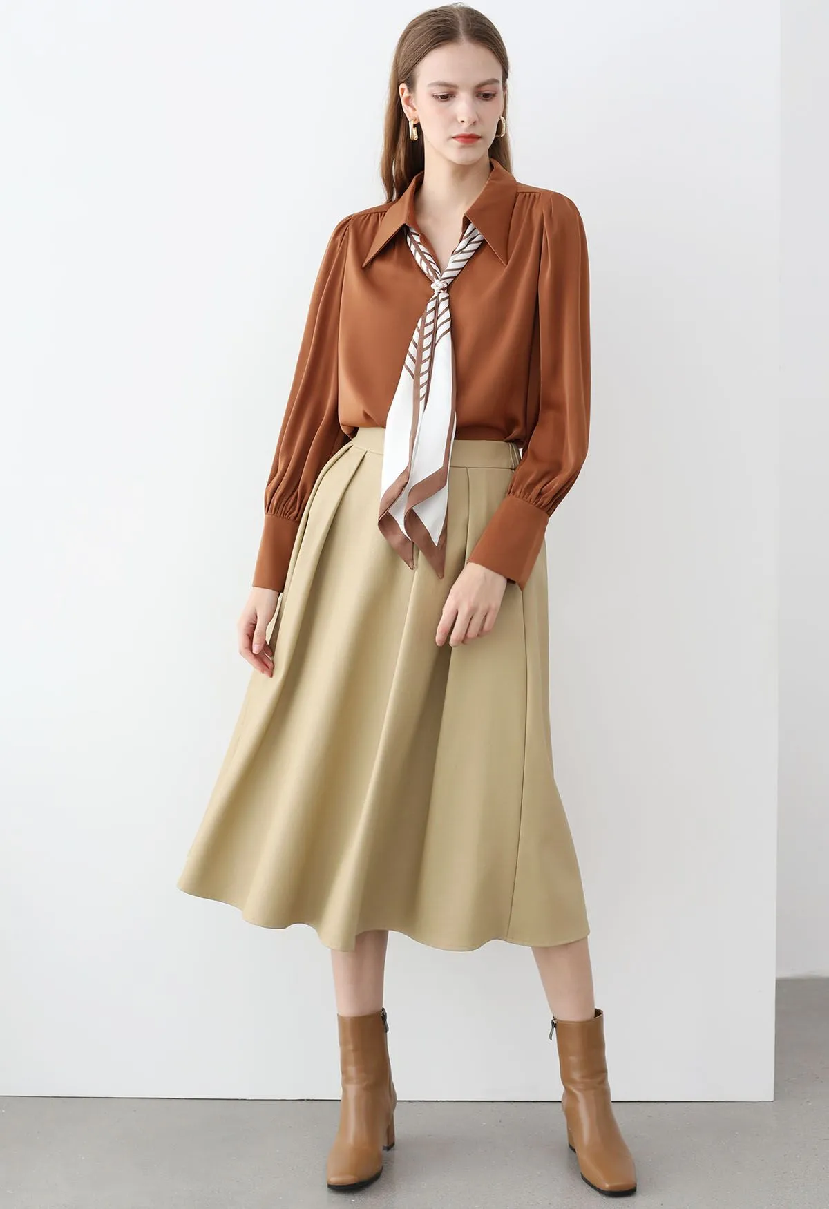 Plissee-Flare-Midirock aus Kunstleder in Khaki