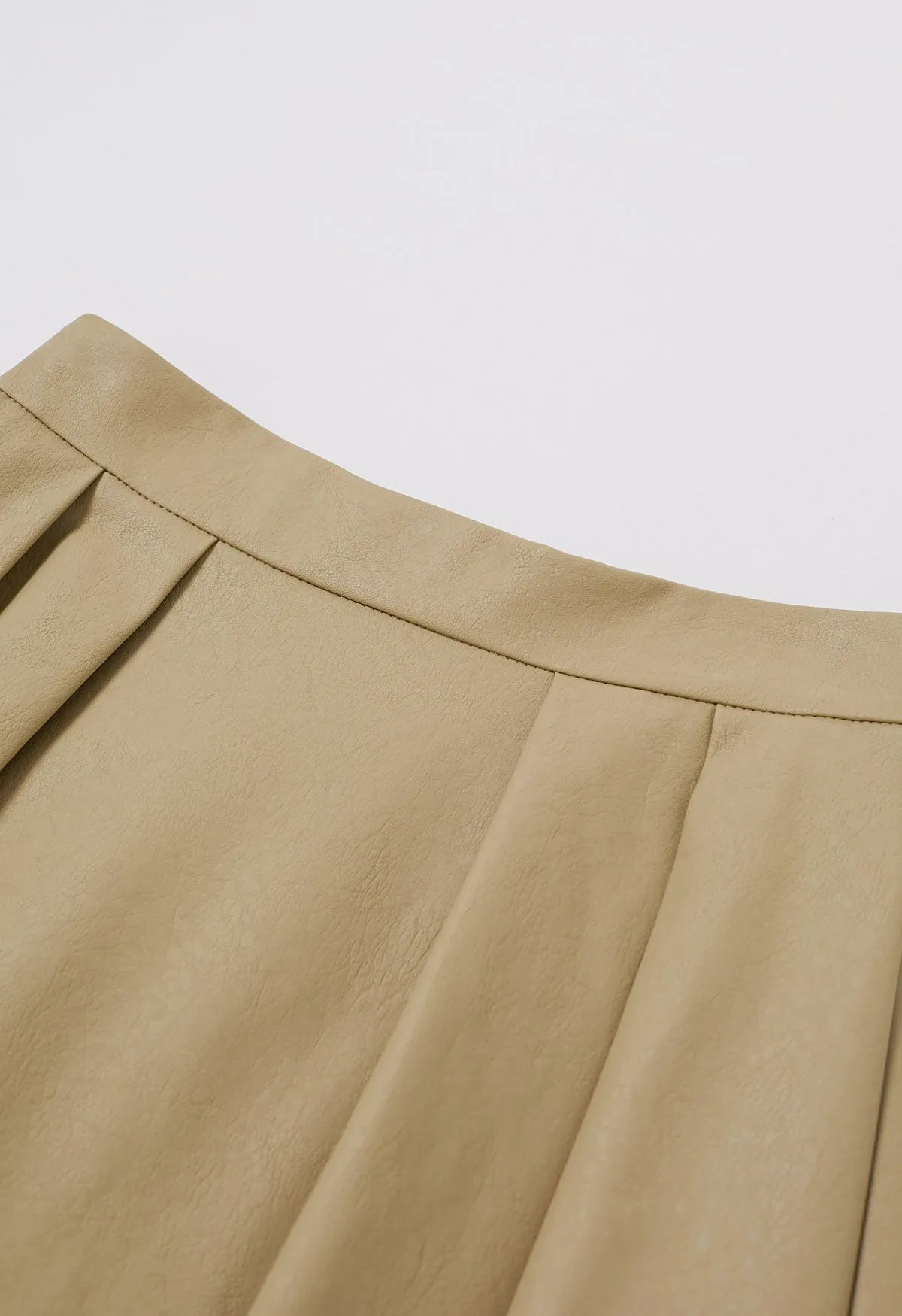 Plissee-Flare-Midirock aus Kunstleder in Khaki