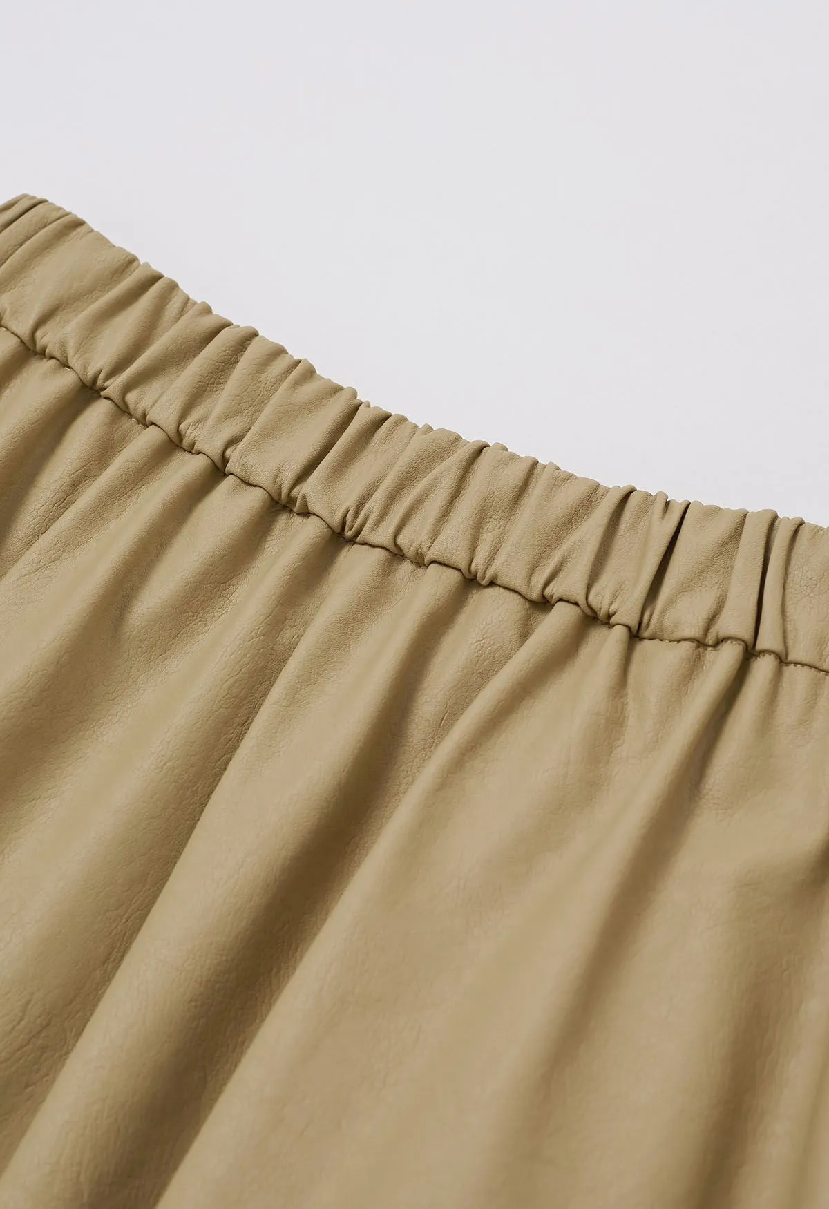 Plissee-Flare-Midirock aus Kunstleder in Khaki