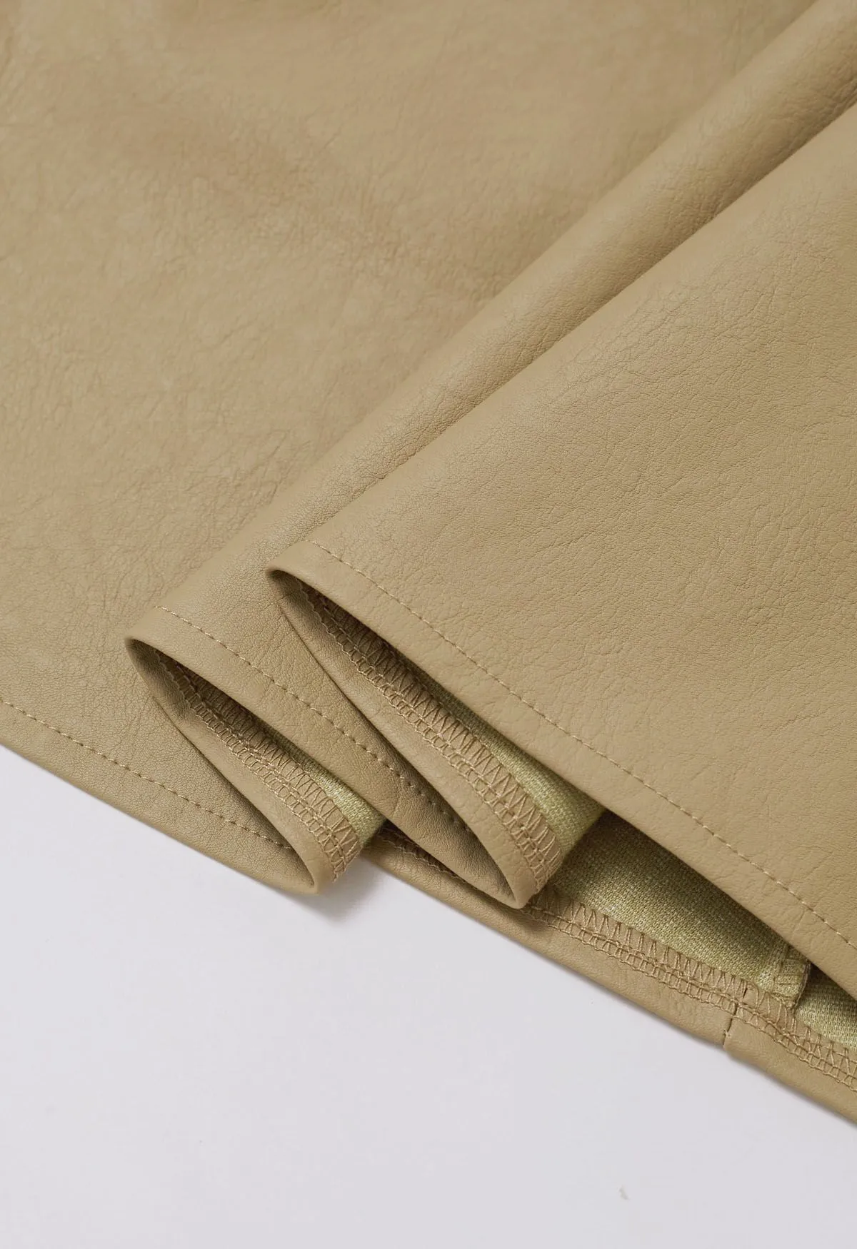 Plissee-Flare-Midirock aus Kunstleder in Khaki